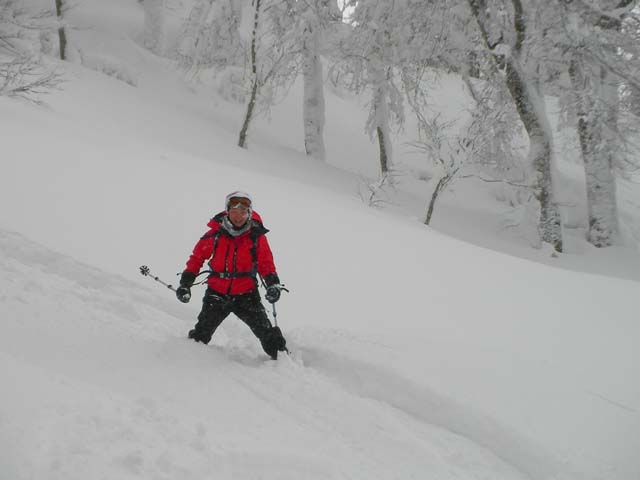 081231秋田八幡平スキー場　シークレットスポットでお客様の滑り2のサムネール画像