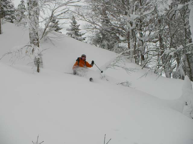 081231秋田八幡平スキー場　シークレットスポットで堀田貴之さん滑走中のサムネール画像