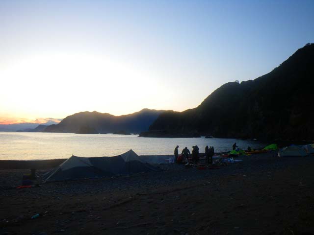 091104熊野海道エクスペディション 恒例の古和浦湾口の浜でキャンプのサムネール画像