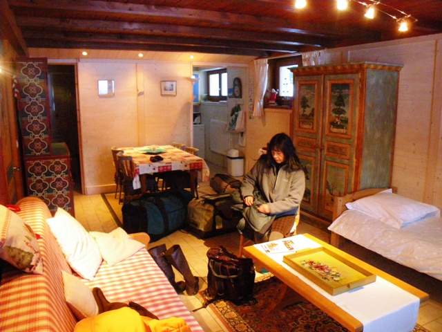 100111シャモニの家　ホッとして荷物の整理のサムネール画像