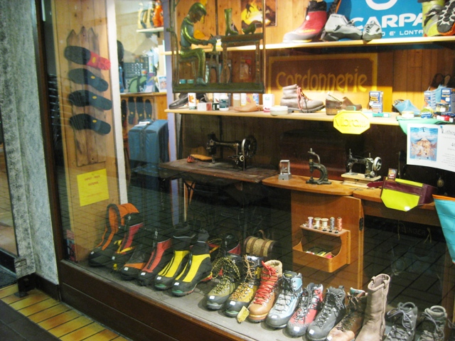 100113シャモニ 街中の靴修理屋さんのサムネール画像